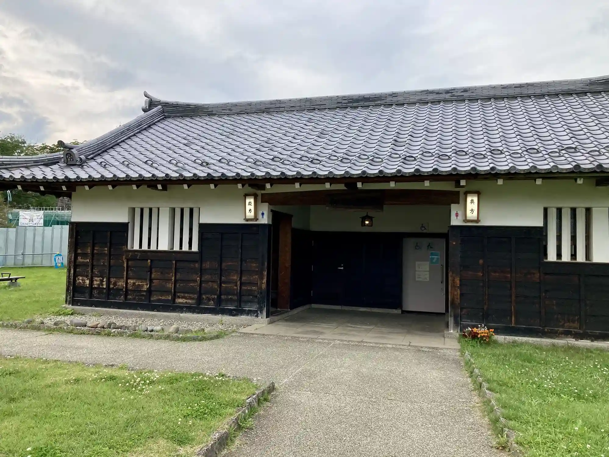 白河小峰城公園東側にある城郭風公衆トイレの外観