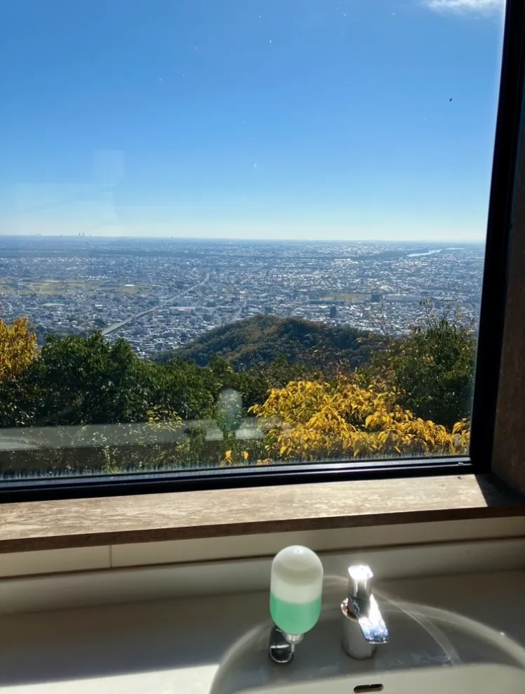 岐阜城ロープウェイ下り前トイレの手洗い場と窓からの眺め