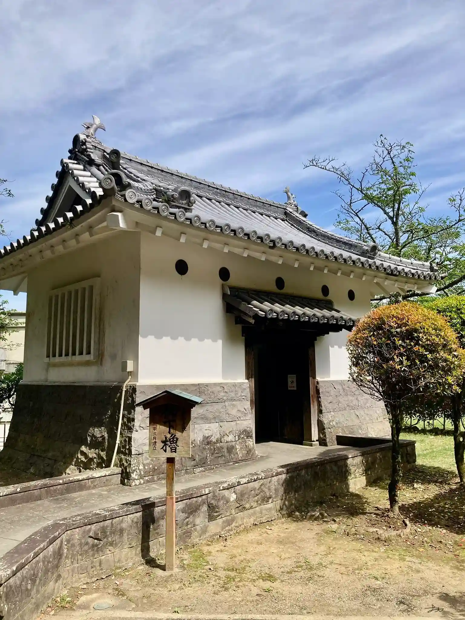 和歌山城と観光用トイレの外観